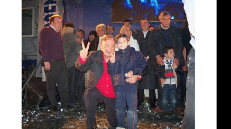 Dedos em V El que tiene ahora más nombres para aprenderse es Totito, el nieto del intendente Humberto Zúccaro al que su abuelo lleva como acompañante privilegiado en sus actos de campaña. No se sabe si el chico entiende de cambios de vereda y de liderazgos políticos. Pero en vista de la foto, se ve que tiene bien clara la raíz política de la familia..