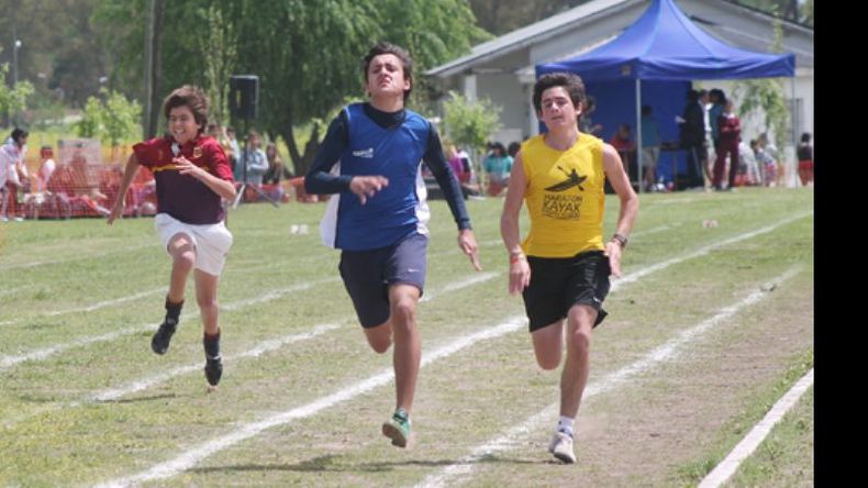 La pista de atletismo, ahora estará iluminada y estará abierta a todo público..