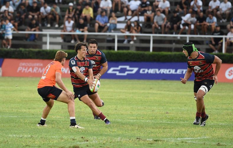 Estanislao renthel busca a Pérez Rachel, combinación de Deportiva Francesa en Pampas XV.