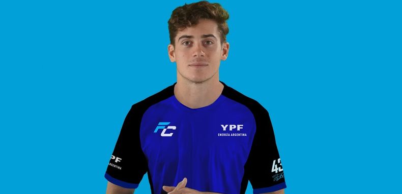 Franco Colapinto y la camiseta especial edición limitada de YPF. (Clarín)..jpg