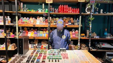INCAUTADOS. Se secuestraron 458 vapers con nicotina, 241 de THC, 90 de cannabis, cookies y brownies cannábicos y 87 paquetes de gomitas con THC.