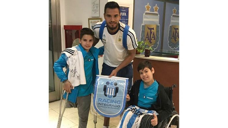 RECUERDO. Santi posa con su amiguito y Chiquito Romero..
