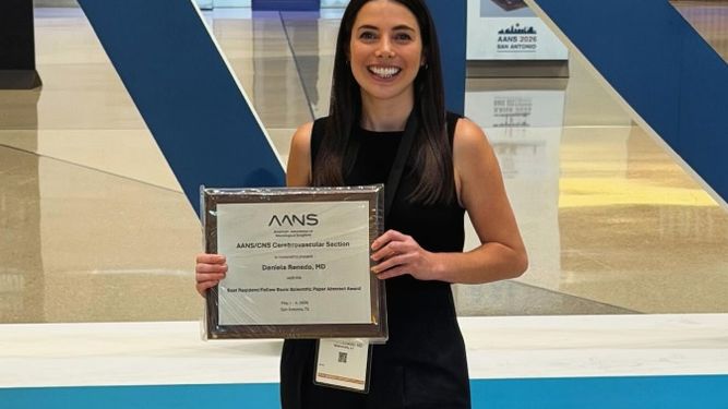 FELIZ. Daniela Renedo con el premio ganado este fin de semana en San Antonio, EE.UU.