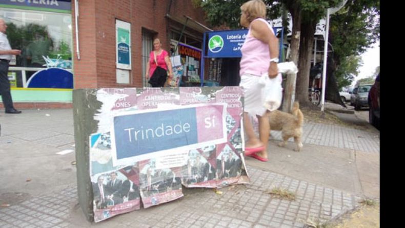 SUCIA. La guerra de afiches ya tapa el mobiliario urbano..