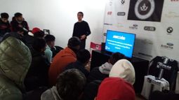Los chicos de Real Pilar atentos durante la charla en el estadio “Carlos Barraza”..