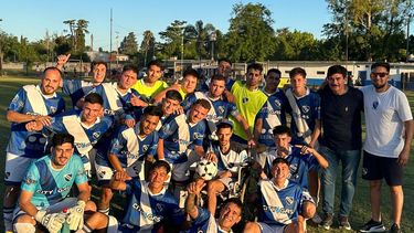 VISITA. Unión le dedicó el triunfo a Leo Ibarra (con pelota), exjugador del club.