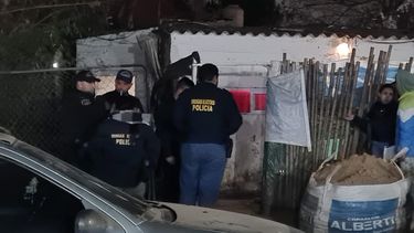 BARRIO LOS PERALES. La policía frente a la vivienda donde se halló la droga.