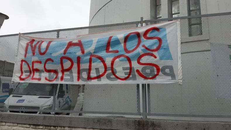RECLAMO. En Pilar, la sede de Aysa fue escenario de protestas contra los despidos.
