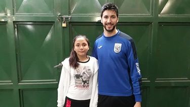 Pilar a Diario | HINCHA. Flores fue a ver a su hermana Amira, que juega en la Sub 13 de Sinergia..
