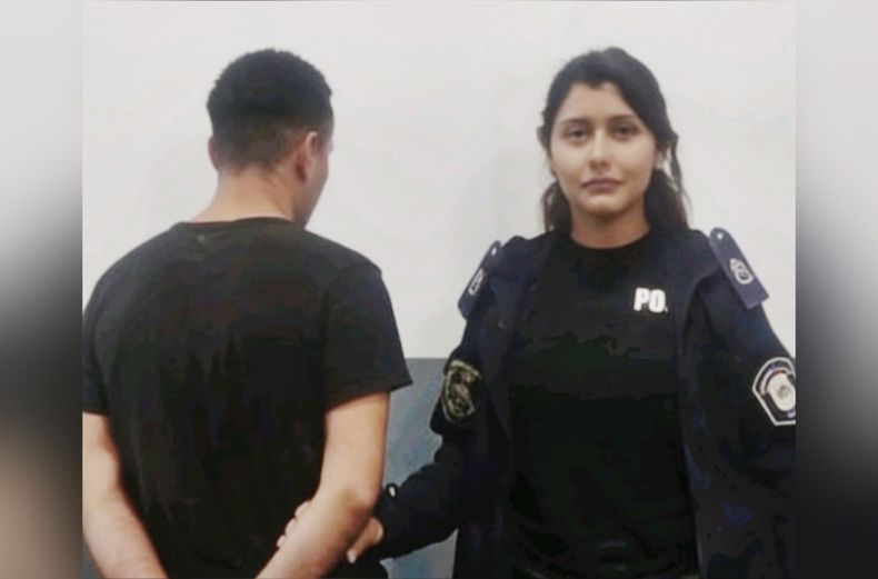 El violento sujeto también intentó agredir a la policía al momento de ser detenido.&nbsp;