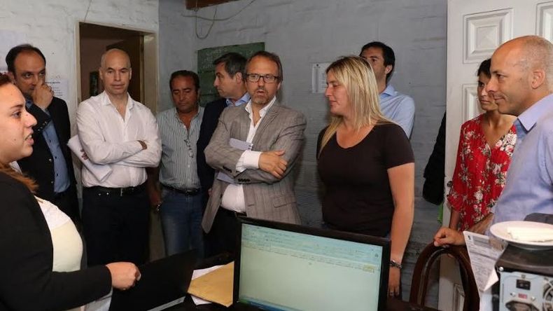 Corral, Larreta, Suárez, Valenzuela, Garro y Ducoté, durante la recorrida al Centro Vecinal..