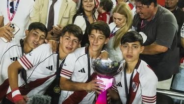 Joaquín Amor sosteniendo la Messi Cup.