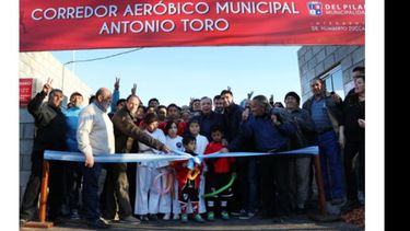 CORTE DE CINTAS. Zúccaro inauguró el espacio junto a vecinos..