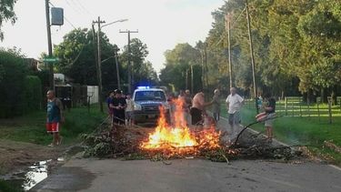 FUEGO. La protesta, ayer, en Villa del Carmen..