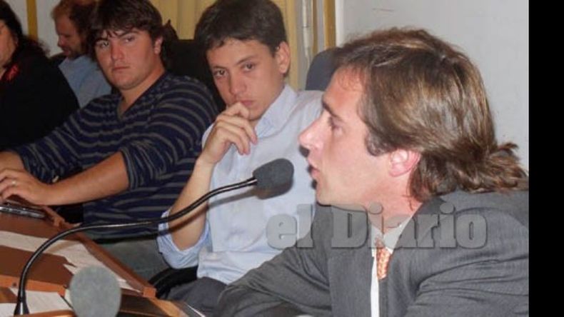 Jóvenes. De Achával habla, seguido por Darget y Trovatelli..