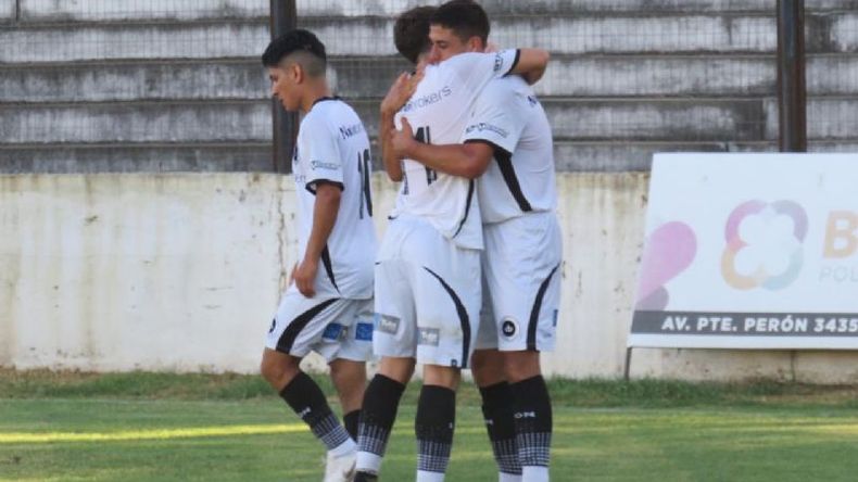 El abrazo de Crego y Miritello, autor del gol ayer en el Barraza..