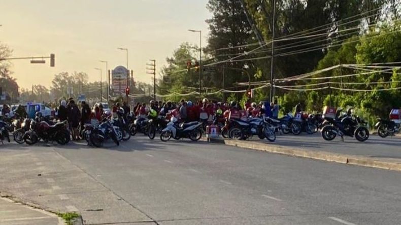 MOTOS. Unos 50 trabajadores están bloqueando la Ruta 8, frente al Easy. .