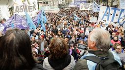 MARCHA. El jueves, los docentes pararon por la situación de Chubut..