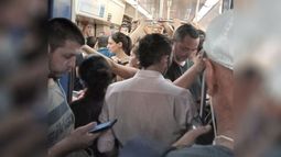 Esto es en la calle Almirante Brown frente a una casa, cerrando el paso. Todos los días un caos para salir del barrio Pilarica. Hay una ordenanza que está prohibido para camiones grandes. Gloria..