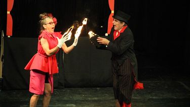 FUEGO. El dúo Zia e Nipote jugó con la magia y cautivó al jurado en Mercedes.
