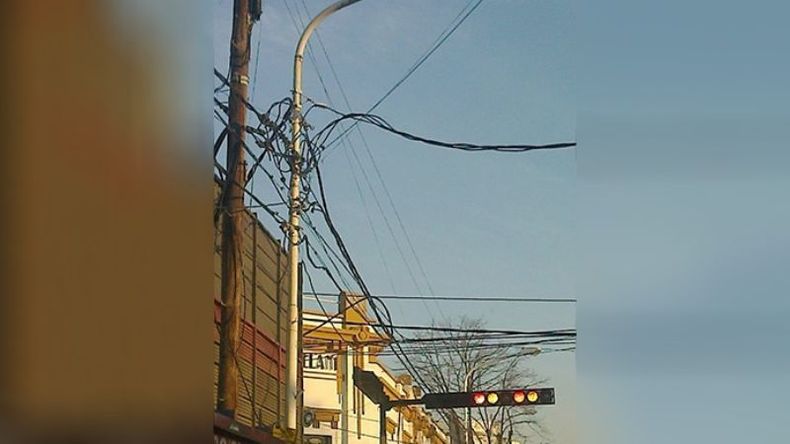 CIELO DE CABLES. Una postal del centro, unos metros sobre la calle..