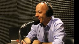 El candidato respondió preguntas en Materia Prima..