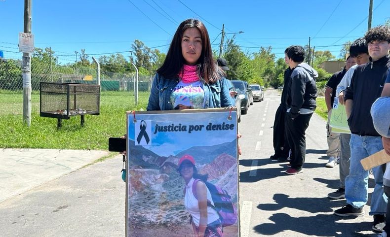 Cintia Giménez, mamá de Denise Pazos, con la foto de su hija.