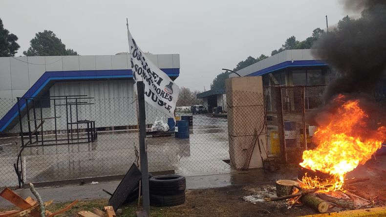 Los trabajadores y el Sindicato Químico continúa adelante con la protesta en la puerta de la planta.