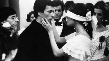 ESCENA. Encuentro entre Camila y Ladislao. Se filmó en el atrio de la parroquia. .