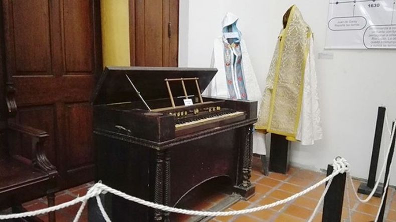 RELIQUIA. Armonio europeo del año 1860..