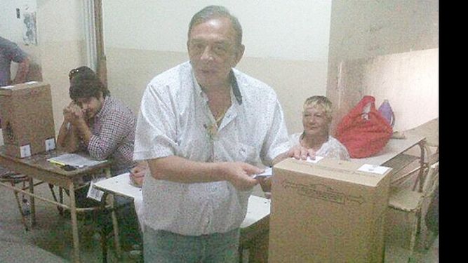 Humberto Zúccaro al momento de emitir su voto, el domingo, en la Escuela 26..