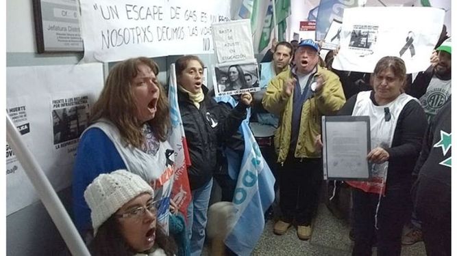 DUROS. Los docentes se manifestaron en el pasillo del edificio..