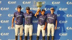 CAMPEONES. El cuarteto de La Dolfina Oriental levanta la Copa Argentina. CAMPEONES. El cuarteto de La Dolfina Oriental levanta la Copa Argentina.