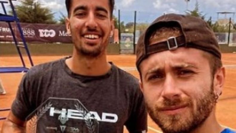 PREMIO PARA DOS. Farjat y Gagliardo festejaron en Córdoba..