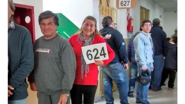 CARTEL. La foto fue subida por el funcionario Gabriel Lagomarsino. La situación se dio en la Mesa 624 de la EP 43 de Villa Rosa: “creatividad para encontrar la fila, y de paso, entretenerse. El último sostiene el cartel!”, escribió en su cuenta de Twitter..