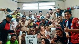FELICIDAD. Los jugadores de Villa Rosa festejan la goleada en el vestuario..