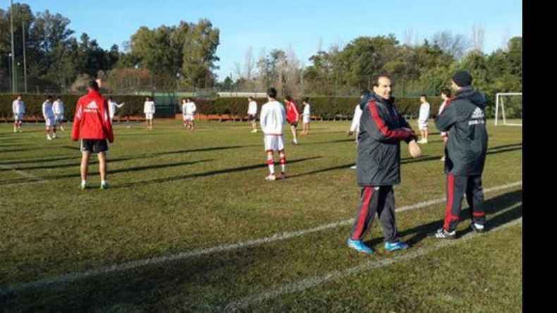 (Osvaldo Menéndez). Entrada en calor del plantel millonario, en Mapuche..