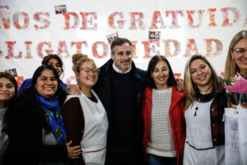 Achával, este martes, junto a un grupo de docentes de la Escuela Nº 1 de Pilar.&nbsp;