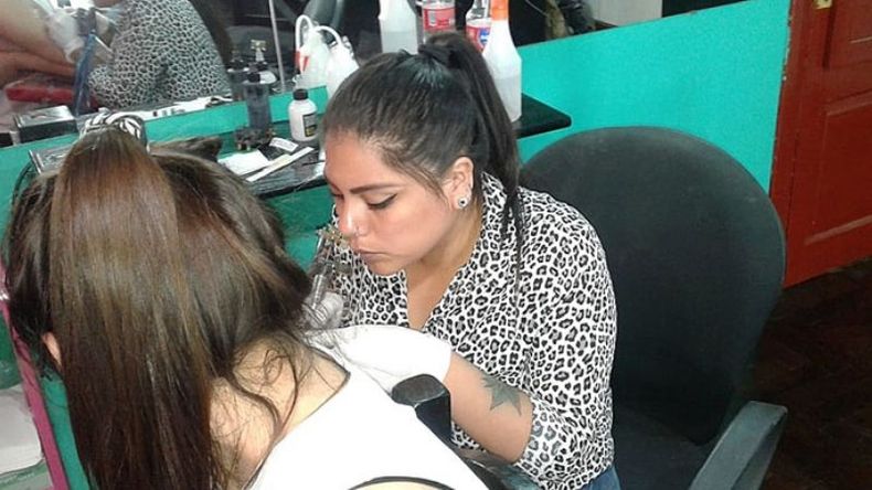 MANOS A LA OBRA. Eleba Galdós, en plena tarea en el estudio Rotten..