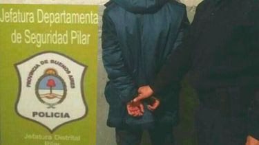 Intentó romper la vidriera de un comercio y fue aprehendido
