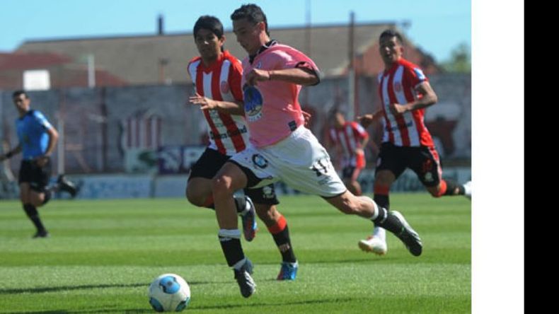 (Heva). Con sus desbordes por izquierda, González le dio salida permanente a Fénix en ofensiva..