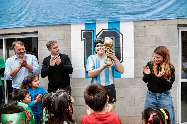 PRESENTACIN Achval Laurent y Peralta con la escultura de Maradona