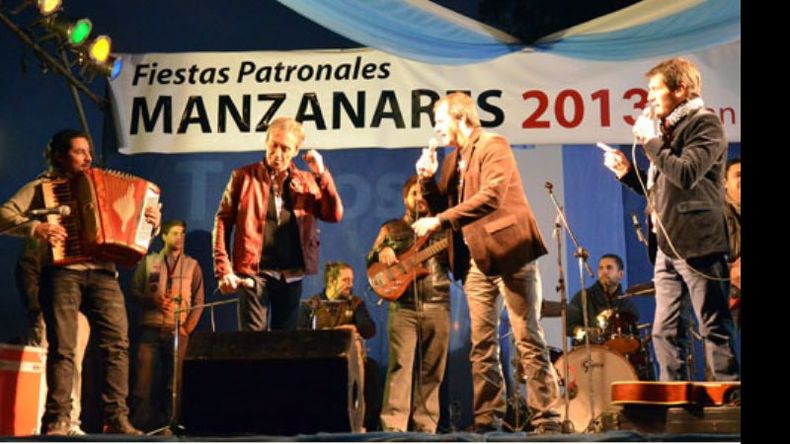 Los Musiqueros entrerrianos le pusieron música a la fría noche de la localidad..