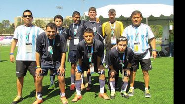 Suárez (der.) junto al equipo nacional en los Juegos Olímpicos de Los Ángeles..