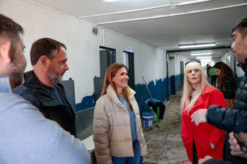 EN OBRA. Peralta comenta los trabajos con el secretario de educación, Damián Espíndola, también candidato a concejal.