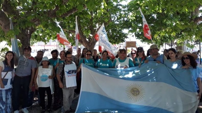 BANDERAZO. Los docentes se manifestaron en la plaza..