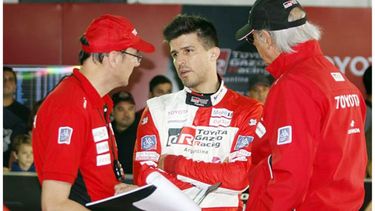 EQUIPO. Rossi habla con los responsables del Toyota Team sobre en el rendimiento del Corolla..