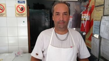 Pablo Dattolo, siempre en su pescadería..