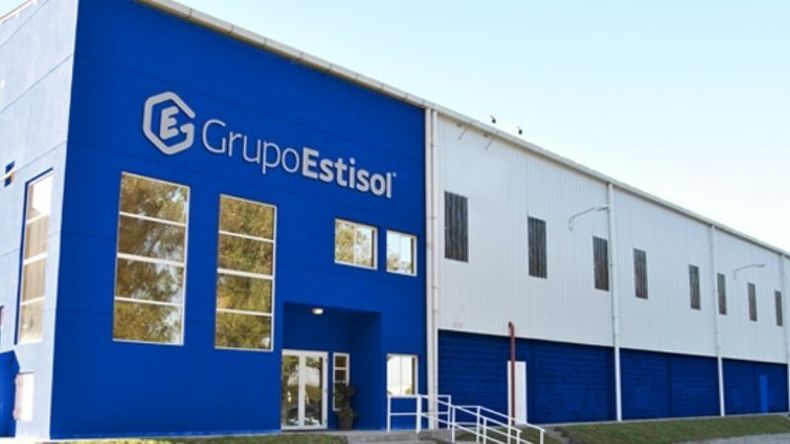 La asamblea permanente de trabajadores se está realizando en la puerta de la planta en reclamo por 10 despidos. .