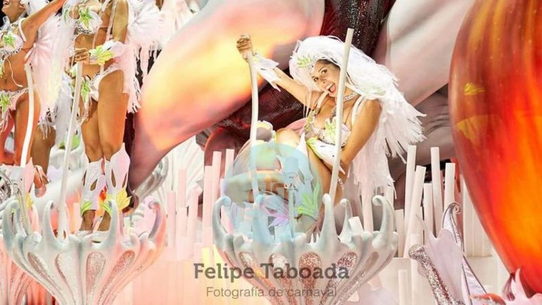 Bellezas nuestras. El fin de semana arrancó el Carnaval de Gualeguaychú. Allí, las pilarenses Catalina Lagomarsino y Mime Gorosito son parte de Marí Marí, que este año montó “Versus”, jugando con los opuestos. Mime estuvo en la carroza de apertura, dedicada a Eva, mordiendo la manzana de la tentación. (Foto Felipe Taboada).